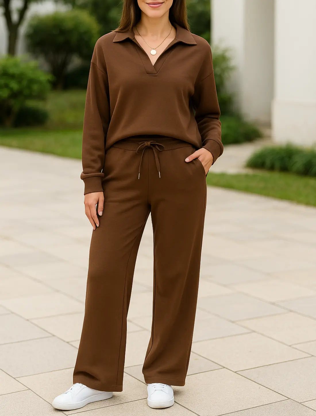 Tweedelige Set Voor Dames, Top Met V-Hals En Lange Mouwen, Elastische Tailleband Met Trekkoord En Wijde Broek Met Elastische Tailleband | VIQA VIQA© NEDERLANDBruin / 2XL